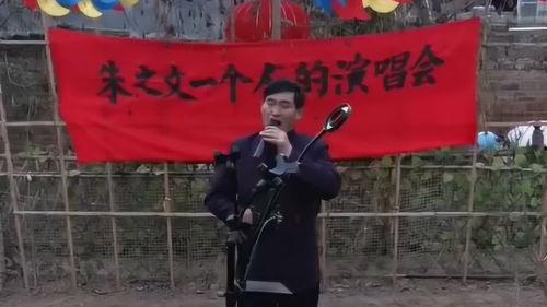 大衣哥滚滚长江东逝水视频,大衣哥演绎经典，唤起岁月记忆