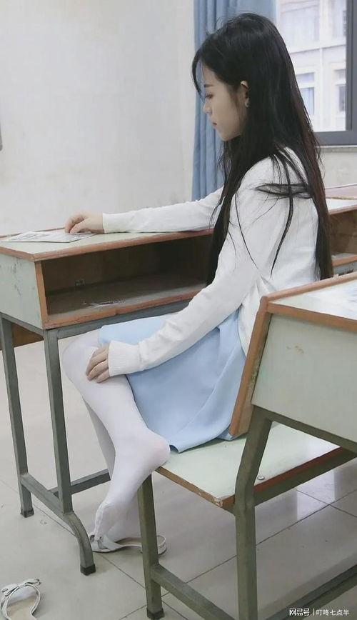 小学生换白丝袜视频,萌态十足引网友热议