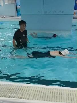 搞笑的游泳视频,游泳视频笑料百出，网友直呼“笑到肚子疼”