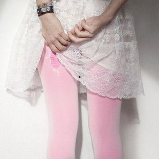 穿过耐粉色丝袜