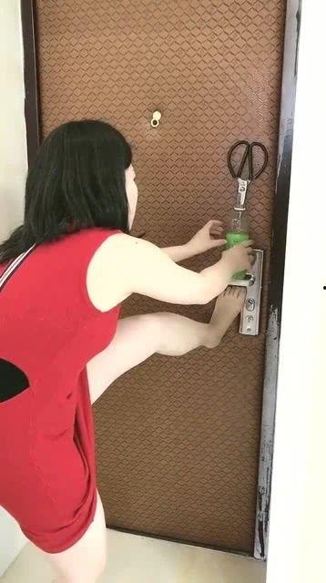 隔壁少妇老公出差,独守空房的日子如何度过？